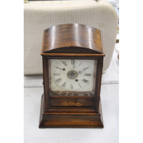 298 - A GEORGIAN WOODEN MANTLE CLOCK WITH KEY AND PENDULUM