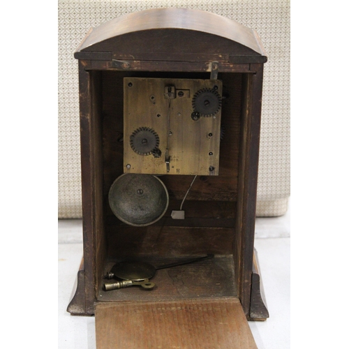 298 - A GEORGIAN WOODEN MANTLE CLOCK WITH KEY AND PENDULUM