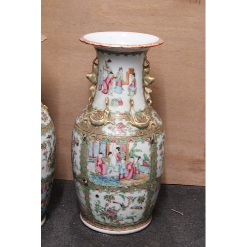 337 - A PAIR OF 19TH CENTURY CHINESE CANTON FAMILLE ROSE PORCELAIN VASES WITH BUDDHIST LION HANDLES AND GO... 