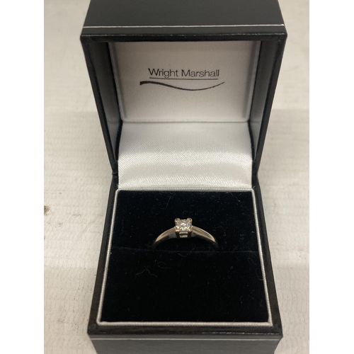 466 - AN 18 CT WHITE GOLD DIAMOND SOLITAIRE RING - 3.1 G