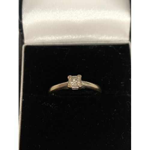 466 - AN 18 CT WHITE GOLD DIAMOND SOLITAIRE RING - 3.1 G