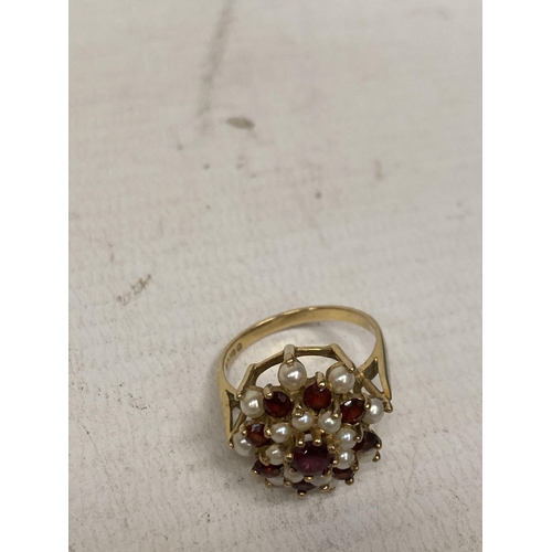 468 - A 9 CT CLUSTER RING WITH GARNETS AND PEARLS - 4.3 G