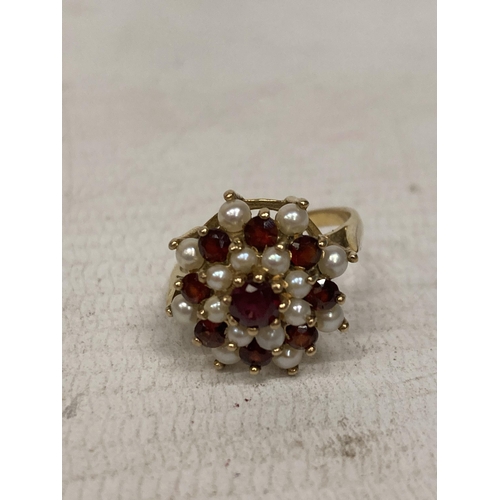 468 - A 9 CT CLUSTER RING WITH GARNETS AND PEARLS - 4.3 G