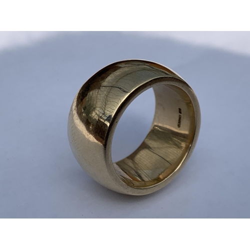 529 - A HALLMARKED 9 CARAT GOLD WEDDING BAND RING SIZE Y, WEIGHT 35.30 GRAMS