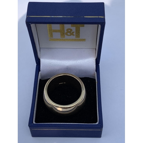 529 - A HALLMARKED 9 CARAT GOLD WEDDING BAND RING SIZE Y, WEIGHT 35.30 GRAMS