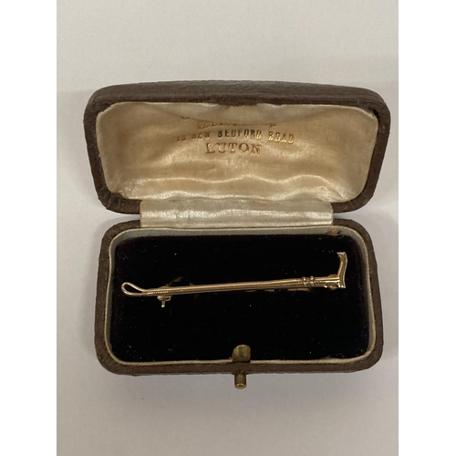 599 - A VINTAGE 9CT GOLD RIDING CROP BROOCH - THREE GRAMS