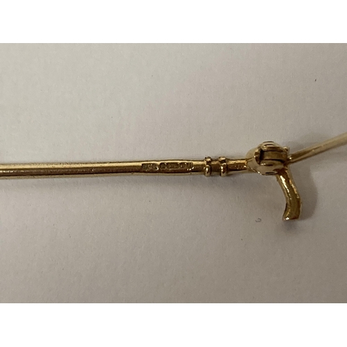 599 - A VINTAGE 9CT GOLD RIDING CROP BROOCH - THREE GRAMS