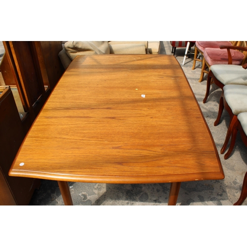 2946 - A RETRO TEAK MEREDEW EXTENDING DINING TABLE, 58