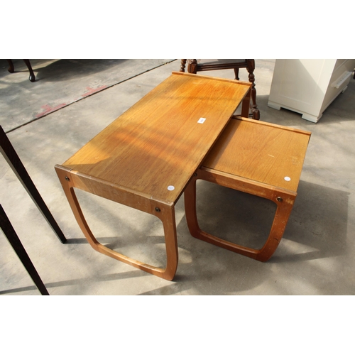 2987 - A RETRO NEST OF TWO TABLES, OAK JARDINIERE STAND, AND A 1970S STOOL ON TAPERING LEGS