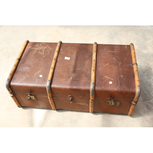 3007 - A COMPRESSED FIBRE TRAVELLING TRUNK WITH WOODEN BANDING, 36