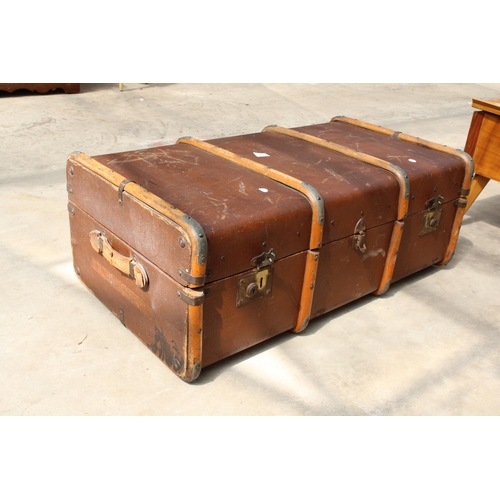 3007 - A COMPRESSED FIBRE TRAVELLING TRUNK WITH WOODEN BANDING, 36