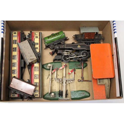 336 - A COLLECTION OF HORNBY OO GAUGE ITEMS TO INCLUDE A LOCOMOTIVE FOR RESTORATION, TWO CARRIAGES, FOUR R... 