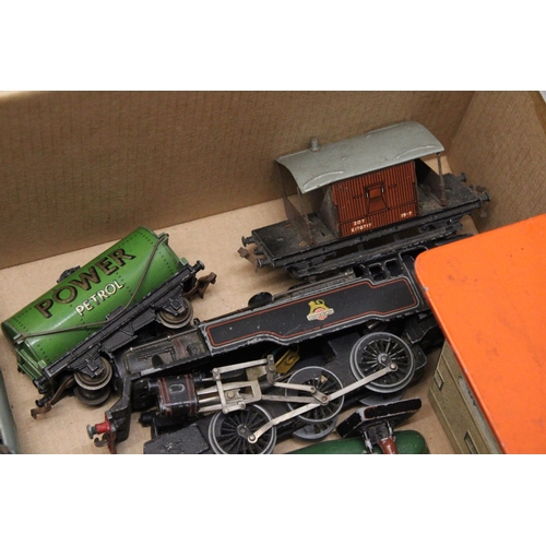 336 - A COLLECTION OF HORNBY OO GAUGE ITEMS TO INCLUDE A LOCOMOTIVE FOR RESTORATION, TWO CARRIAGES, FOUR R... 