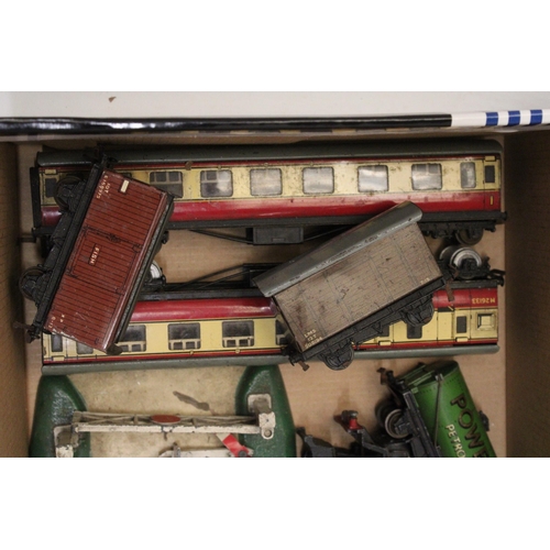 336 - A COLLECTION OF HORNBY OO GAUGE ITEMS TO INCLUDE A LOCOMOTIVE FOR RESTORATION, TWO CARRIAGES, FOUR R... 