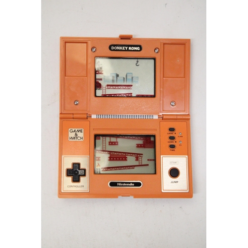 341 - A VINTAGE NINTENDO GAME AND WATCH MULTI SCREEN DONKEY KONG GAME IN ORIGINAL BOX - VENDOR STATES IN W... 