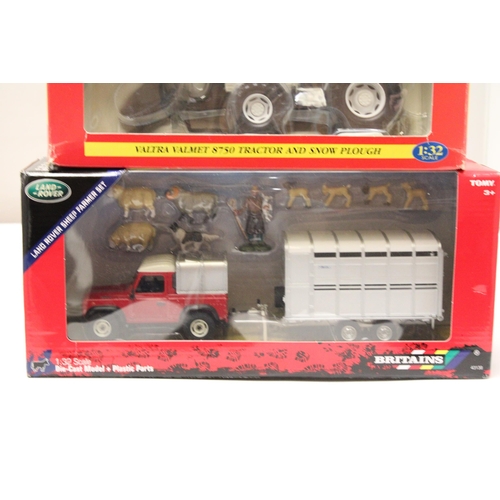 412 - TWO BRITAINS 1:32 SCALE MODELS TO INCLUDE A VALTRA VALMET 8750 TRACTOR AND SNOW PLOUGH PLUS A LAND R... 