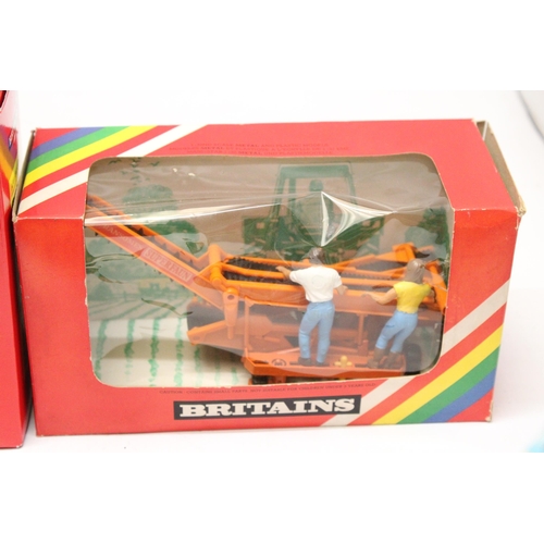 415 - FIVE BRITAINS 1:32 SCALE MODELS TO INCLUDE A NNEW HOLLAND TM165 TRACTOR, A MASSEY FERGUSON 200 TRAIL... 