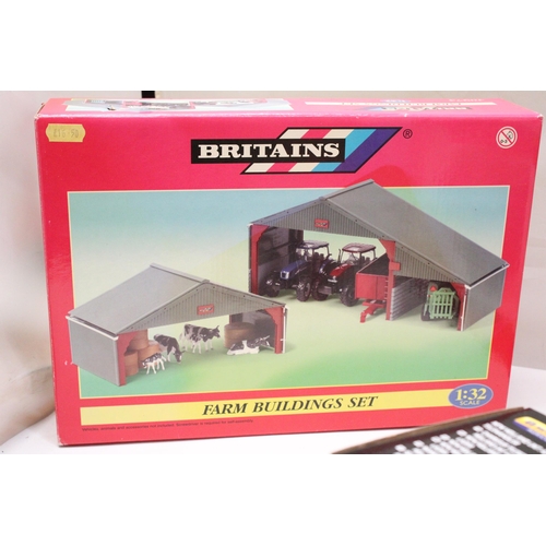 421 - A COLLECTION OF BRITAINS 1:32 SCALE MODELS TO INCLUDE A FARM BUILDINGS SET, A MACHINERY BUILDING, A ... 