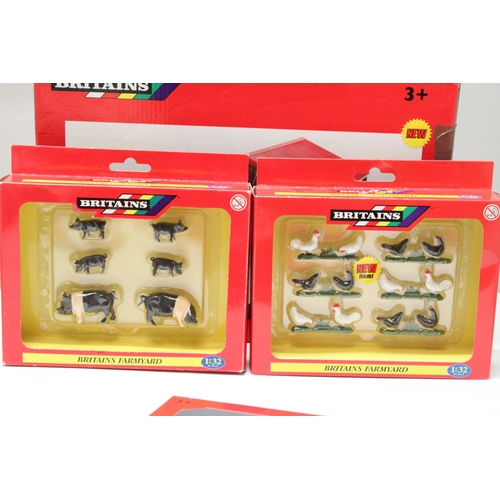 426 - A QUANTITY OF 1:32 SCALE BRITAINS MODELS TO INCLUDE A DUAL PURPOSE BUILDING, CHICKENS, PIGS, COWS, C... 