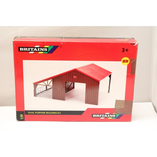 426 - A QUANTITY OF 1:32 SCALE BRITAINS MODELS TO INCLUDE A DUAL PURPOSE BUILDING, CHICKENS, PIGS, COWS, C... 