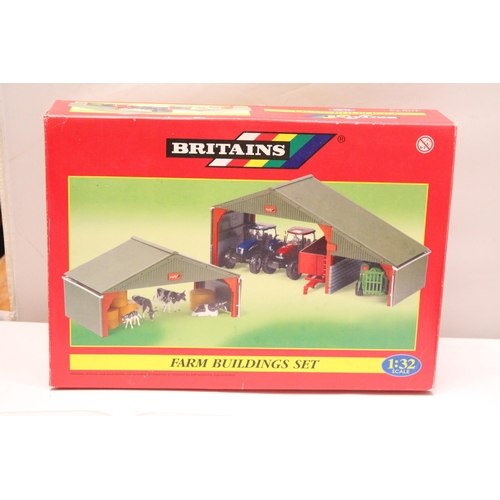 429 - A QUANTITY OF BRITAINS 1:32 SCALE FARM MODELS TO INCLUDE A FARM BUILDINGS SET, A VINTAGE 9611 FENDT ... 