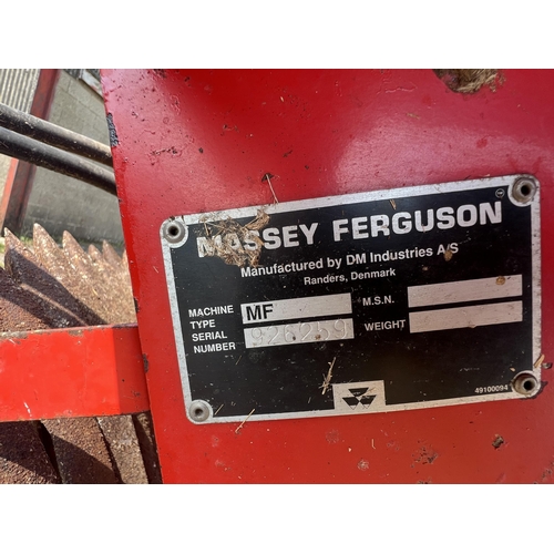 181 - MASSEY FERGUSON 30 COMBINE HARVESTER M549TWU WITH 12 FT HEADER AND TRAILER FIRST REG 18.08.1994 APPR... 