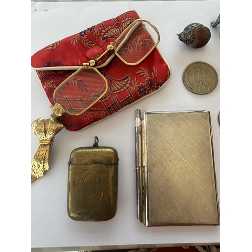 100 - VARIOUS ITEMS TO INCLUDE PIN CUSHIONS, FOLD UP GLASSES, BRASS VESTA CASE, COINS, NOTEPAD ETC