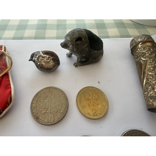 100 - VARIOUS ITEMS TO INCLUDE PIN CUSHIONS, FOLD UP GLASSES, BRASS VESTA CASE, COINS, NOTEPAD ETC