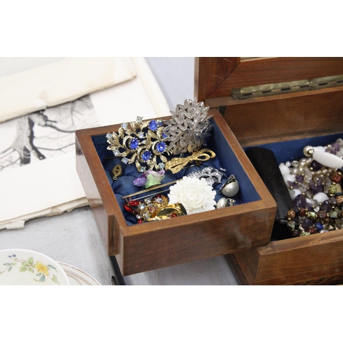 109 - A WOODEN INLAID BLUE LINED JEWELLERY BOX CONTAINING A QUANTITY OF COSTUME JEWELLERY NECKLACES, BROOC... 