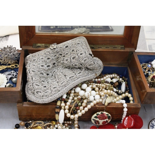 109 - A WOODEN INLAID BLUE LINED JEWELLERY BOX CONTAINING A QUANTITY OF COSTUME JEWELLERY NECKLACES, BROOC... 