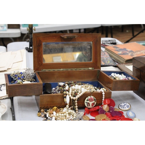 109 - A WOODEN INLAID BLUE LINED JEWELLERY BOX CONTAINING A QUANTITY OF COSTUME JEWELLERY NECKLACES, BROOC... 