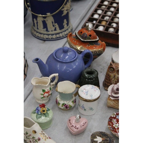 111 - A MIXED LOT OF COLLECTABLES TO INCLUDE TWO COALPORT FIGURINES, A AYNSLEY VASE, DENBY SUGAR BOWL, A P... 