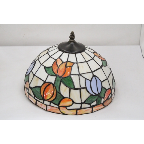 114 - A LARGE TIFFANY STYLE LAMPSHADE APPROXIMATELY 30CM DIAMETER, 25CM HIGH