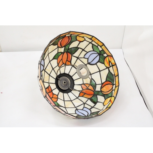 114 - A LARGE TIFFANY STYLE LAMPSHADE APPROXIMATELY 30CM DIAMETER, 25CM HIGH