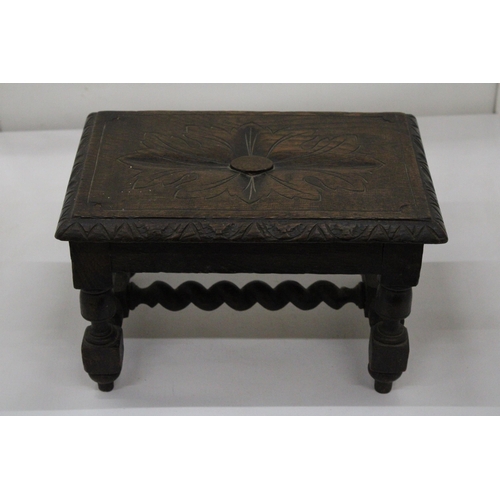 121 - A SMALL HAND CARVED KETTLE/ FOOT STOOL