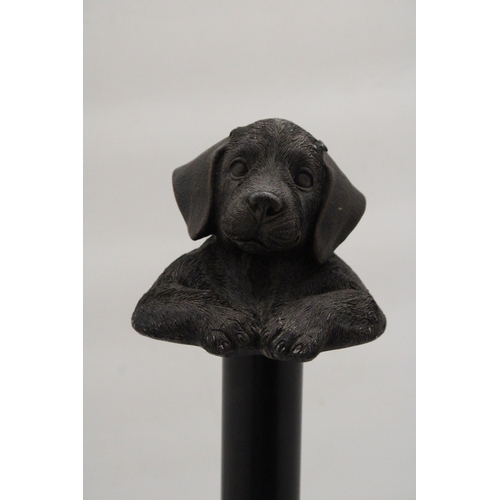 126 - A HEAVY LABRADOR PUPPY KITCHEN ROLL HOLDER - APPROXIMATELY 38CM