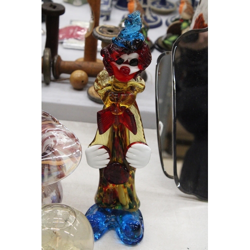 134 - A GLASS STATUETTE CLOWN TOGETHER WITH A JACK AND THE COLOURED GLASS VASE, GLASS SNOW GLOBE PLUS MDIN... 