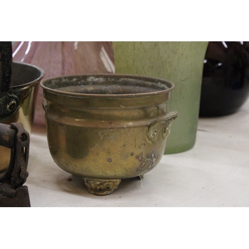 135 - A BRASS CARAMEL PAN TOGETHER WITH A ORNATE BRASS KETTLE BOWL WITH HANDLES AND FEET PLUS A SENSIBLE S... 