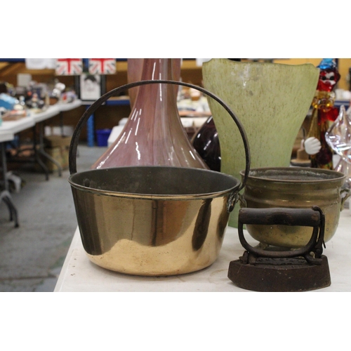 135 - A BRASS CARAMEL PAN TOGETHER WITH A ORNATE BRASS KETTLE BOWL WITH HANDLES AND FEET PLUS A SENSIBLE S... 