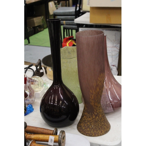 136 - FOUR LARGE GLASS DESIGNER VASES INCLUDING SWEDISH PAUL HOFF PIECE ( TALLEST APPROXIMATELY 50CM )