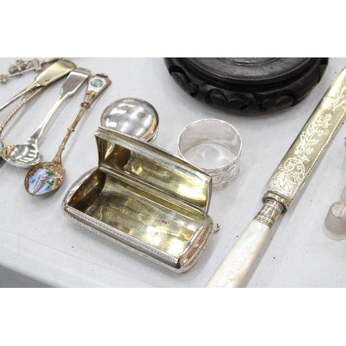 139 - A QUANTITY OF SILVERPLATE TO INCLUDE SOUVENIR SPOONS, A CIGARETTE CASE, A PEARL HANDLED SERRATED KNI... 