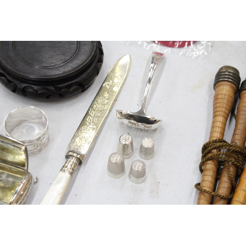 139 - A QUANTITY OF SILVERPLATE TO INCLUDE SOUVENIR SPOONS, A CIGARETTE CASE, A PEARL HANDLED SERRATED KNI... 