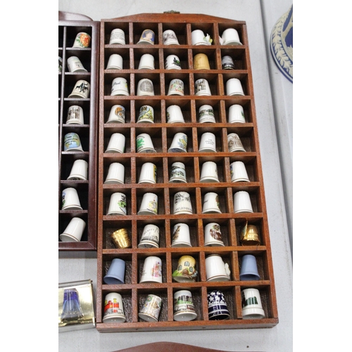 142 - A LARGE QUANTITY OF THIMBLES IN DISPLAY CASES PLUS GLASS 