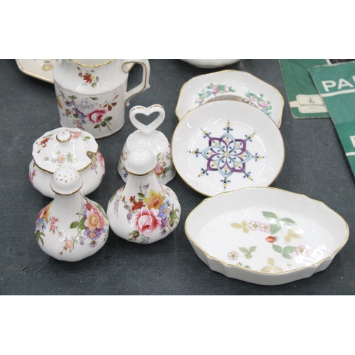 149 - A QUANTITY OF COLLECTABLES TO INCLUDE A WEDGEWOOD JUG, ROYAL CROWN DENBY SALT AND PEPPER POTS, MASON... 