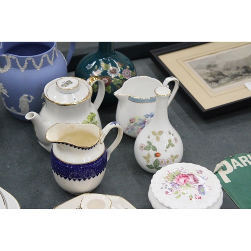 149 - A QUANTITY OF COLLECTABLES TO INCLUDE A WEDGEWOOD JUG, ROYAL CROWN DENBY SALT AND PEPPER POTS, MASON... 