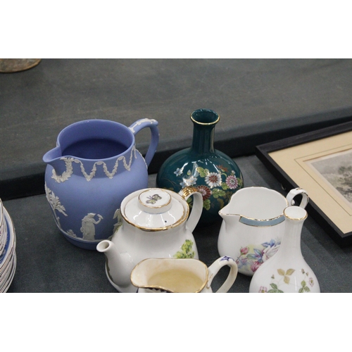 149 - A QUANTITY OF COLLECTABLES TO INCLUDE A WEDGEWOOD JUG, ROYAL CROWN DENBY SALT AND PEPPER POTS, MASON... 