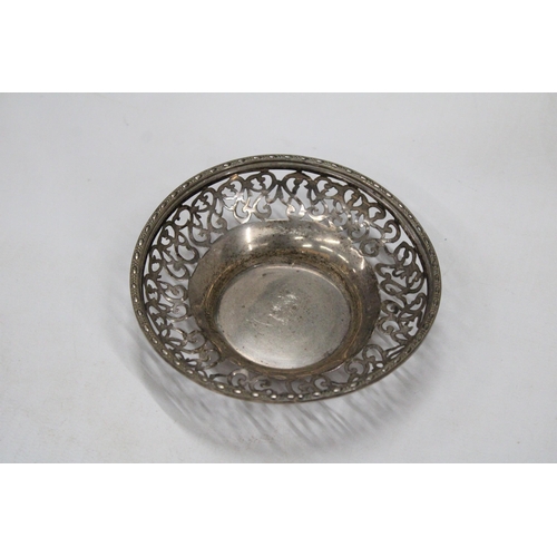 12 - A HALLMARKED BIRMINGHAM SILVER BON BON DISH WITH PIERCED DECORATION - WEIGHT - 49.57 G