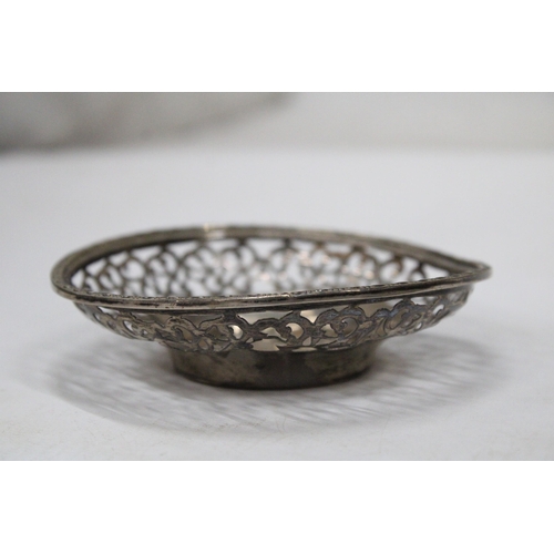 12 - A HALLMARKED BIRMINGHAM SILVER BON BON DISH WITH PIERCED DECORATION - WEIGHT - 49.57 G