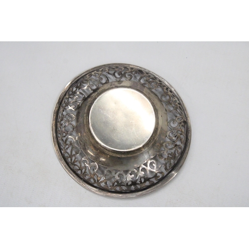 12 - A HALLMARKED BIRMINGHAM SILVER BON BON DISH WITH PIERCED DECORATION - WEIGHT - 49.57 G