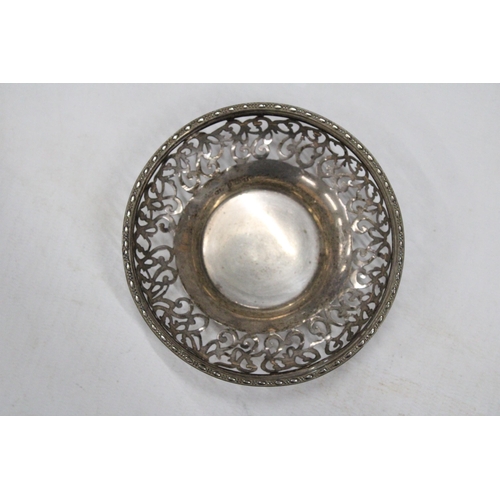 12 - A HALLMARKED BIRMINGHAM SILVER BON BON DISH WITH PIERCED DECORATION - WEIGHT - 49.57 G